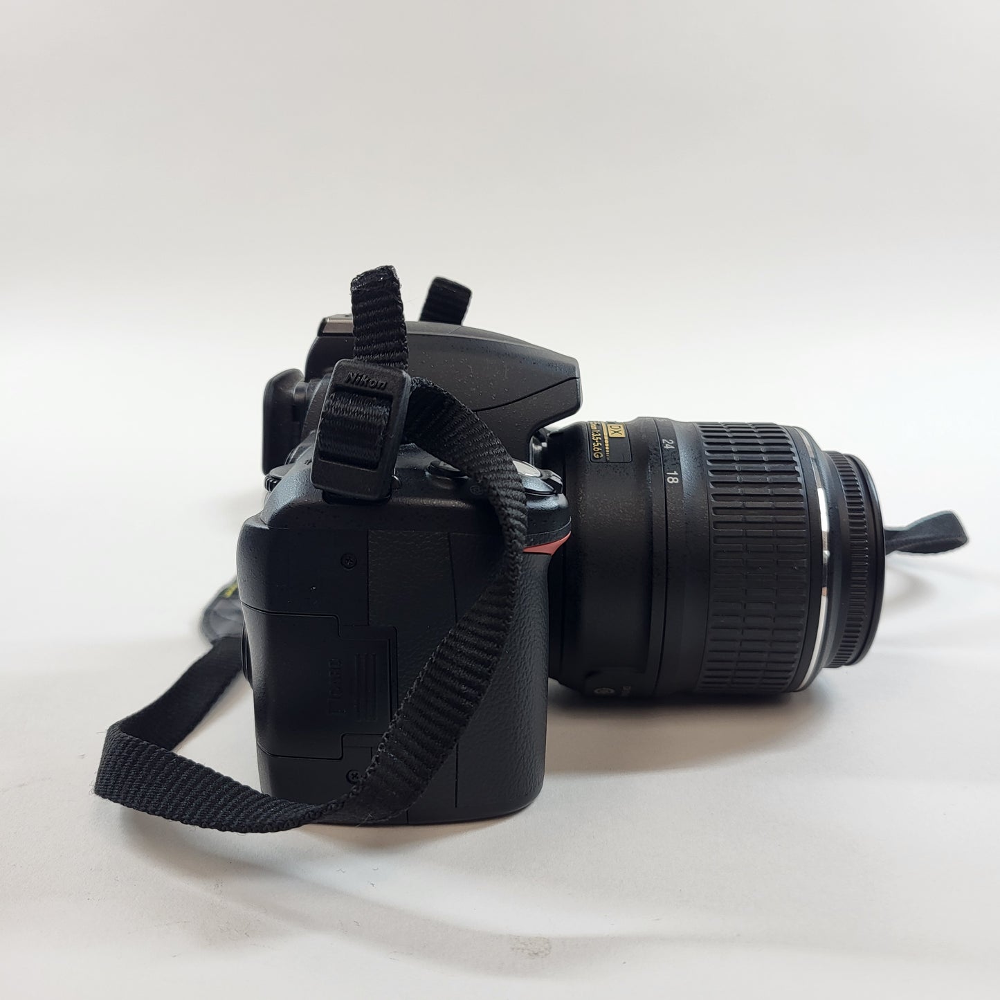 Nikon D3000 10.2MP Digital SLR DSLR Camera 5870 Shutter Count Bundle
