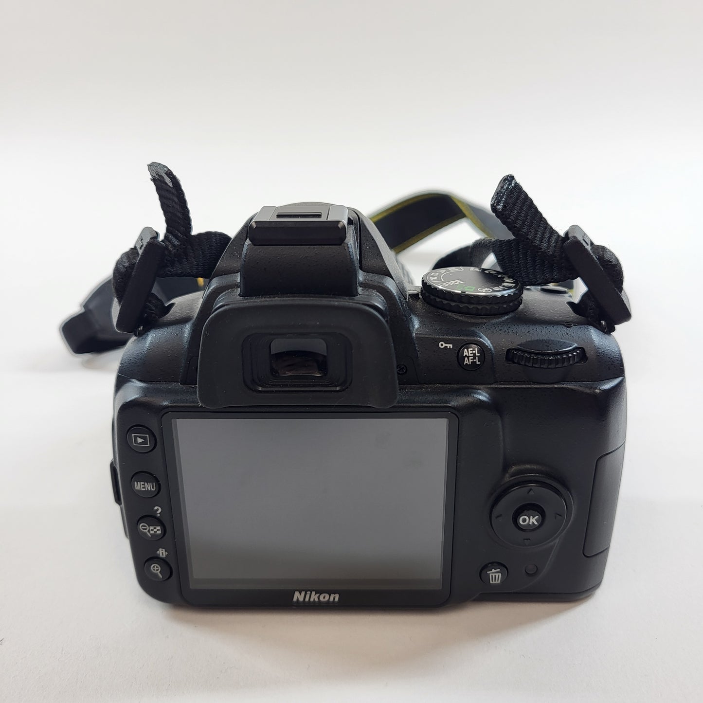Nikon D3000 10.2MP Digital SLR DSLR Camera 5870 Shutter Count Bundle