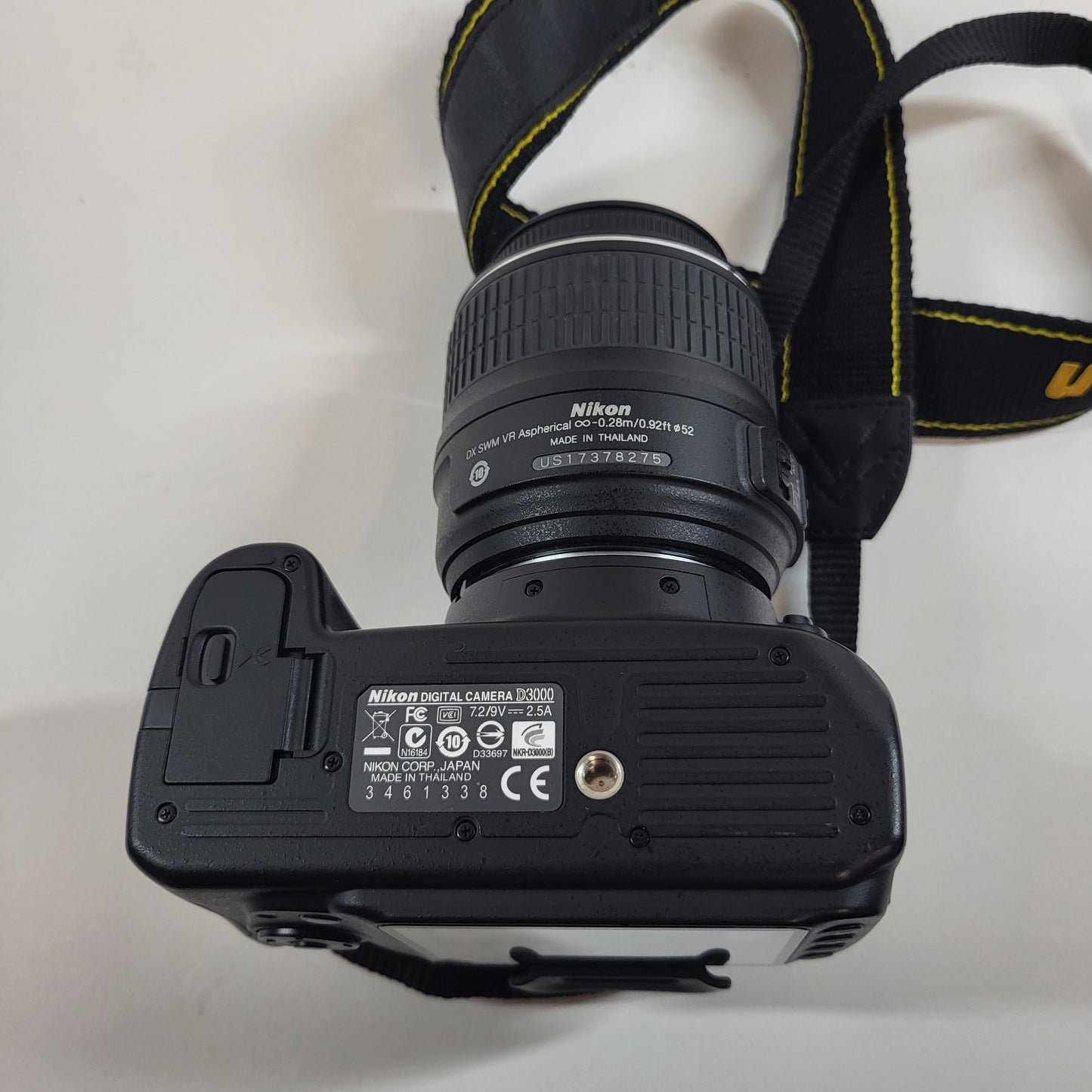 Nikon D3000 10.2MP Digital SLR DSLR Camera 5870 Shutter Count Bundle