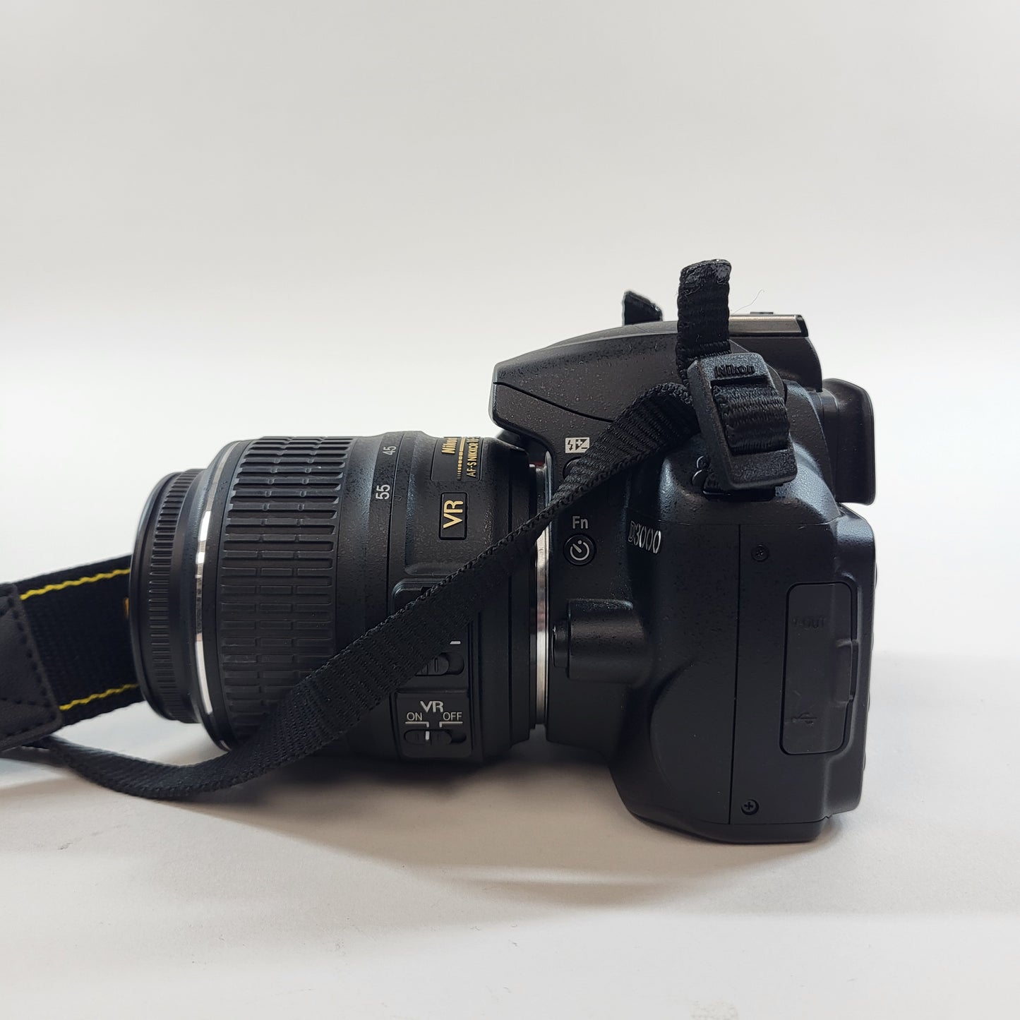 Nikon D3000 10.2MP Digital SLR DSLR Camera 5870 Shutter Count Bundle