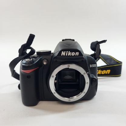 Nikon D3000 10.2MP Digital SLR DSLR Camera 5870 Shutter Count Bundle